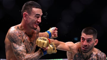 Abu Dhabi (United Arab Emirates), 26/10/2024.- Ilia Topuria (Red) and Max Holloway (Blue) in action during their Featherweight bout at UFC 308 in Abu Dhabi, United Arab Emirates, 26 October 2024. (Emiratos Árabes Unidos) EFE/EPA/ALI HAIDER