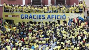 Los jugadores del Villarreal celebran por las calles de la ciudad el ascenso.