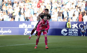 Aarón recibe felicitaciones.