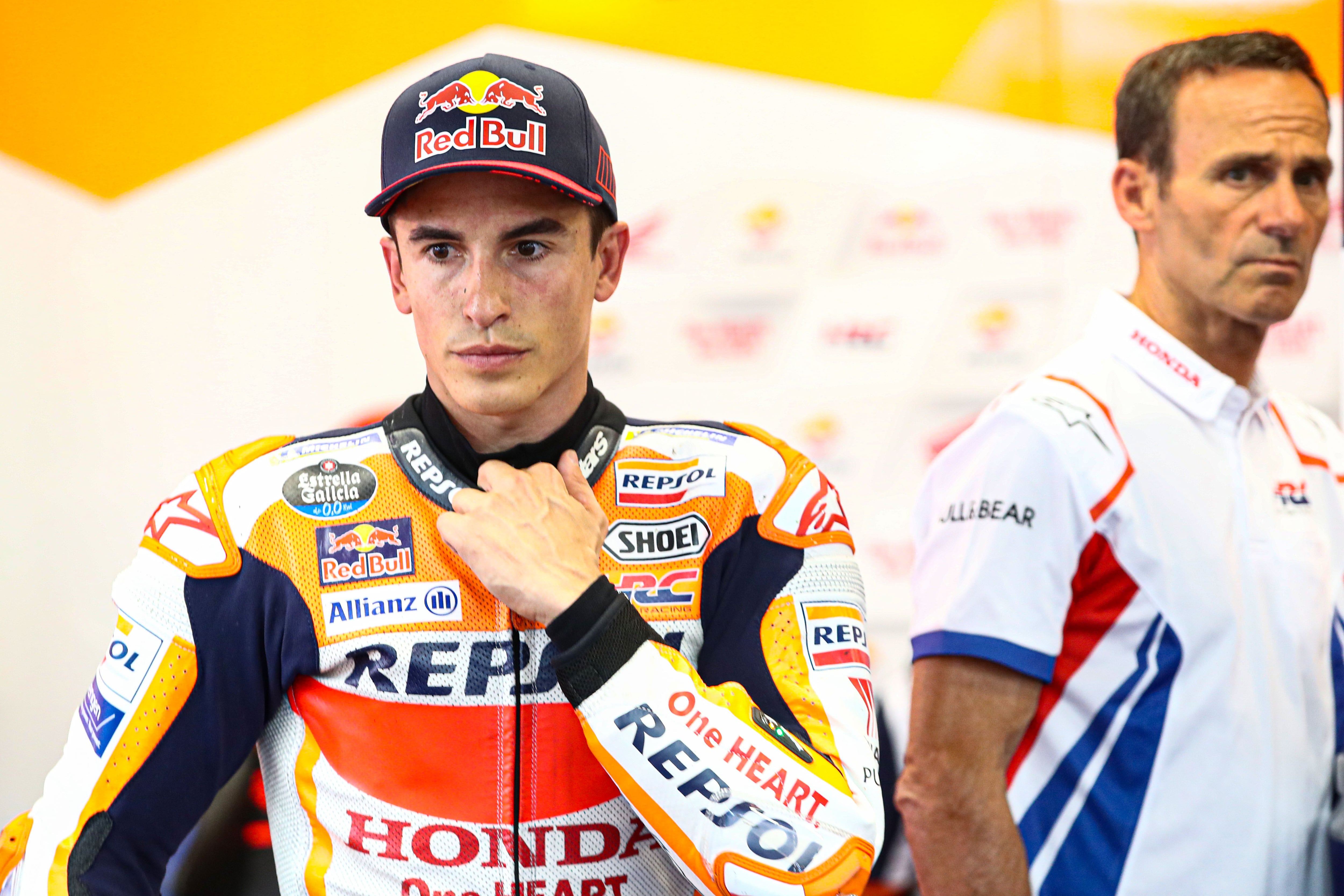 Marc Márquez en el box de Honda de MotoGP junto a Alberto Puig.