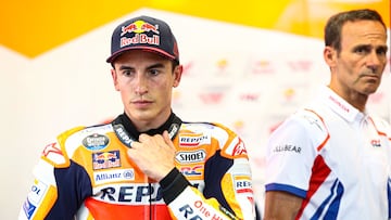 Marc Márquez en el box de Honda de MotoGP junto a Alberto Puig.