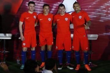 Los jugadores de la seleccion chilena, Angelo Henriquez, Alexis Sanchez, Gary Medel y Arturo Vidal, durante presentacion de la nueva Camiseta Centenario de Nike que sera ocupada en la Copa America de Estados Unidos.en el domo de Juan Pinto Duran.