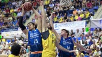 Los pívots del Valencia Basket Kresimir Loncar (i) y Luke Harangody (d) luchan por el balón con el pívot griego del Iberostar Tenerife Fotios Lampropoulos.