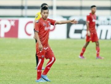 Raúl Tito la rompe con 18 años en el mediocampo del Cienciano de Perú. 
