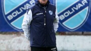 El director técnico del Bolívar de La Paz (Bolivia), el español Xavier Azkargorta (i), dirige un entrenamiento.