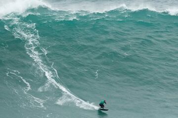 Vitor Faria durante el Tudor Nazaré Big Wave Challenge 2024 que se desarrolla estos días entre olas épicas de 10 a 12 metros en la mundialmente famosa Praia do Norte en Nazaré, Portugal.