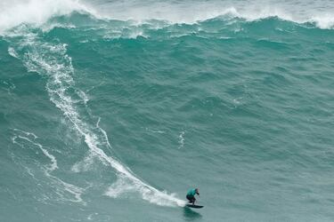 Vitor Faria durante el Tudor Nazaré Big Wave Challenge 2024 que se desarrolla estos días entre olas épicas de 10 a 12 metros en la mundialmente famosa Praia do Norte en Nazaré, Portugal.