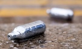 El gas de la risa, la droga silenciosa que alarma a los clubes