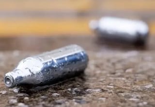 El gas de la risa, la droga silenciosa que alarma a los clubes