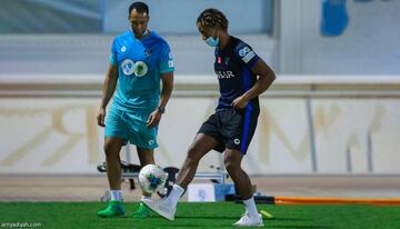 Carrillo realizando trabajos con pelota bajo la atenta mirada del cuerpo médico de Al-Hilal.