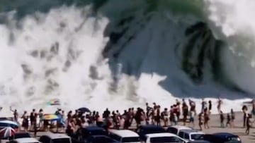 Ola gigante sobre bañistas hecha con IA