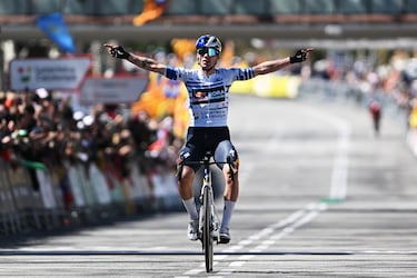 Primoz Roglic de Red Bull-BORA-hansgrohe celebra en la meta su victoria de etapa durante la 104.ª Volta Ciclista a Cataluña 2025.