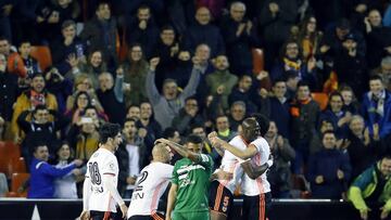 GRA664. VALENCIA, 28/02/2017.- El defensa francés del Valencia Eliaquim Mangala (2d) celebra con Daniel Parejo (d) su gol, el primero del equipo frente al Leganés, durante el partido de la vigésimo quinta jornada de Liga en Primera División que se disputa esta tarde en el estadio de Mestalla. EFE/Kai Försterling