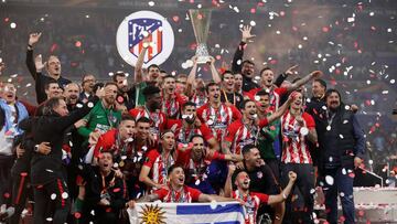 Soccer Football - Europa League Final - Olympique de Marseille vs Atletico Madrid - Groupama Stadium, Lyon, France - May 16, 2018   Atletico Madrid celebrate with the trophy after winning the Europa League   REUTERS/Christian Hartmann