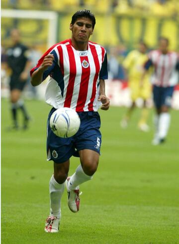 Carlos Salcido llegó a las Chivas después de que visores del club lo vieran jugar una ‘cascarita’ con sus amigos. Debutó con el Guadalajara en el Invierno 2001 pero no fue hasta el Apertura 2003 cuando se ganó la titularidad. Sus buenas actuaciones lo llevaron al PSV en 2006, posteriormente jugó en el Fulham inglés. Ha participado en tres Mundiales y ganó la medalla de oro en Londres 2012.
