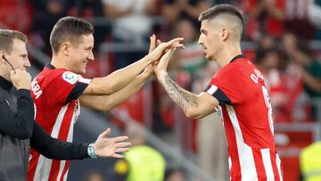 BILBAO, 17/09/2022.- El centrocampista del Athletic Club, Ander Herrera (i), ingresa en el terreno de juego sustituyendo a su compañero Ohian Sancet, durante el encuentro correspondiente a la sexta jornada de primera división que disputan hoy sábado frente al Rayo Vallecano en el estadio de San Mamés. EFE/Luis Tejido.
