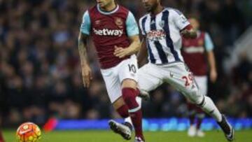 Mauro Zárate, durante un partido de Premier League con el West Ham United.