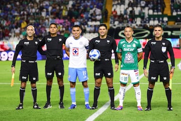   Carlos Rodriguez of Cruz Azul, Referee Maximiliano Quintero and Andres Guardado of Leon during the 7th round match between Leon and Cruz Azul as part of the Liga BBVA MX, Torneo Apertura 2024 at Nou Camp Stadium on September 14, 2024 in Leon, Guanajuato, Mexico.