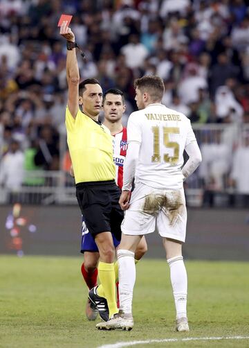 Sánchez Martínez shows the card to Fede Valverde.