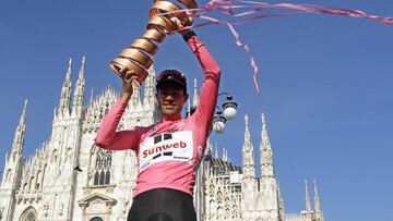 Tom Dumoulin, del Sunweb, posa con la malia rosa y el trofeo del campe&oacute;n del Giro de Italia 2017.