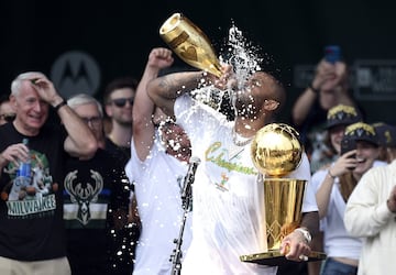 P.J. Tucker celebra con el trofeo Larry O'Brien y champán el título de campeones de la NBA.