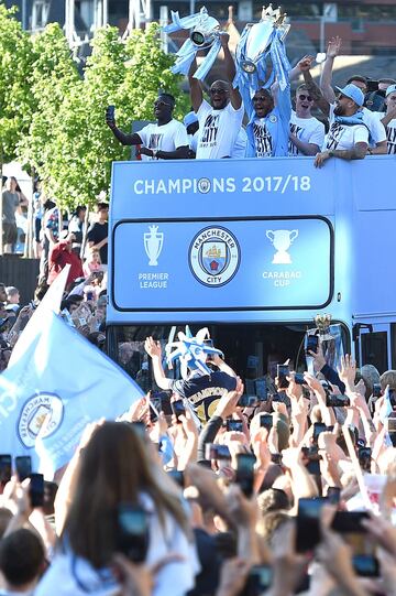 Seguidores del City celebrando el título liguero junto a la plantilla.