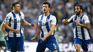 Iván Marcano celebra con Héctor Herrera y Sergio Oliveira un gol con el Porto en la goleada 5-1 ante el Vitoria Setubal.