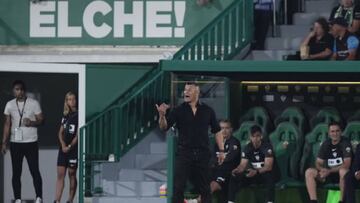 ELCHE, SPAIN - OCTOBER 19: Jorge Almiron head coach of Elche gives instructions during the La Liga Santander match between Elche CF and Real Madrid CF at Estadio Manuel Martinez Valero on October 19, 2022 in Elche, Spain. (Photo by Jose Hernandez/Anadolu Agency via Getty Images)