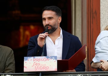 Dani Carvajal, jugador del Real Madrid, en el balc¨®n del ayuntamiento de Madrid como pregonero de las fiestas de San Isidro.