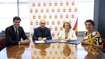 El presidente del Comité Olímpico Español, Alejandro Blanco, el presidente de la Real Academia Olímpica Español, Raúl Chapado, y la rectora de la Universidad San Pablo CEU Rosa Visiedo firman el acuerdo para la creación del Centro de Estudios Olímpicos
