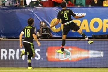 Jesús Corona y Andrés Guardado festejan el gol.