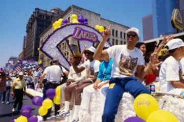 Celebrando el título del 87 por las calles de Los Ángeles.