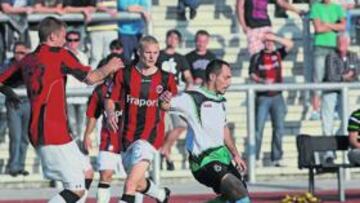 <b>PRUEBA SERIA. </b>Munitis, rodeado de jugadores del Eintracht, se las verá esta noche con otro club importante en Europa como el Parma.