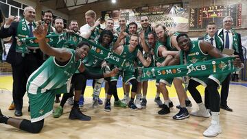 Los jugadores del Betis celebran el ascenso a Liga Endesa.