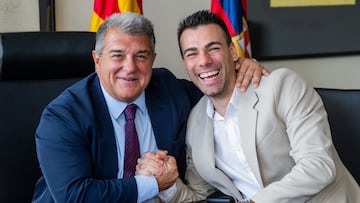 El presidente del Barça Joan Laporta y el jugador de fútbol sala Sergio Lozano celebran la renovación del 'Búfalo' por una temporada más con el Barça de fútbol sala.