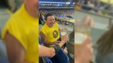 El ingenio mexicano: aficionado del América metió alcohol al estadio con unos binoculares falsos
