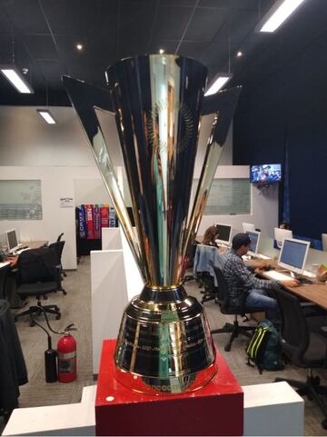 El trofeo de la Copa Oro visitó la redacción de AS México