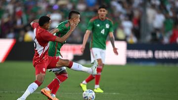 Peru's defender Marco Lopez (L) vies for the ball with Mexico's forward Roberto Alvarado (C) during the international friendly football match between Mexico and Peru at the Rose Bowl in Pasadena, California, on September 24, 2022. (Photo by Robyn BECK / AFP)