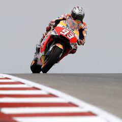 Pista fría, lluvia y Márquez al frente en la reanudación