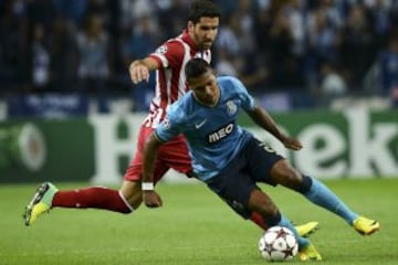Raul Garcia del Atlético y Alex Sandro del Oporto durante su partido correspondiente del grupo G de Champions League