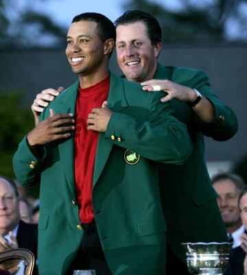Tiger Woods recibe su cuarta chaqueta verde de manos de  Phil Mickelson