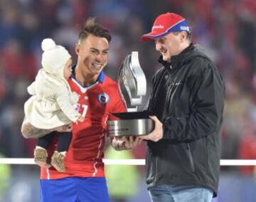 Eduardo Vargas anotó cuatro goles en la Copa, y junto a Paolo Guerrero, compartió el premio como goleador del certamen. Fue uno de los destacados en la obtención del título de Chile.