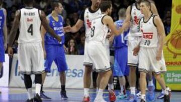 Ayón, Sergio, Bourousis y Carroll hablan en la pista.