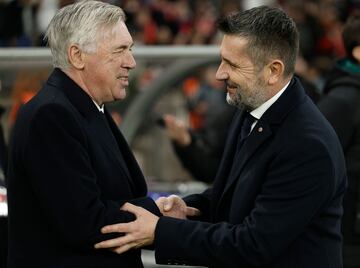 Carlo Ancelotti y Nenad Bjelica, entrenadores del Real Madrid y Union Berlín respectivamente.