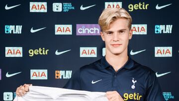 Oficial: Bergvall planta al Barça y ficha por el Tottenham