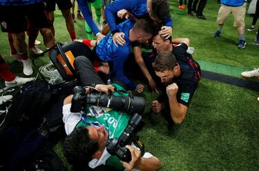 El reportero gráfico Yuri Cortez en la celebración del segundo gol croata.