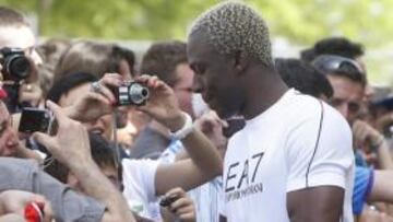 <b>SE LO PIENSA. </b>Arouna Koné, en la última feria granota, atendiendo a los aficionados del Levante.