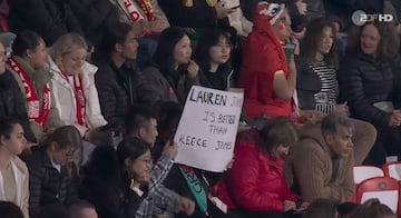 Una fan muestra un cartel con la frase "Lauren James es mejor que Reece James" en referencia a la delantera de Inglaterra y su hermano.
