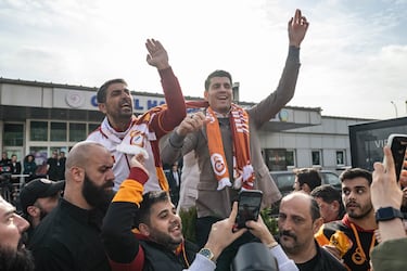 Álvaro Morata con aficionados a su llegada a Estambul. 