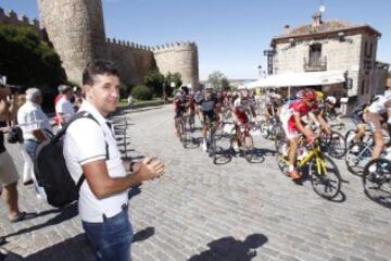 Carlos Sastre sigue la etapa de la Vuelta a España en Ávila.